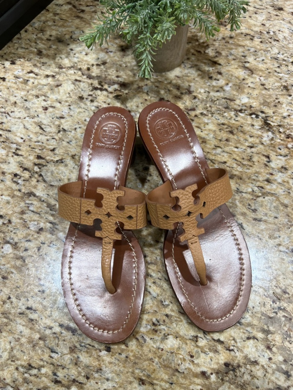 Tory Burch Moore Tan Leather Logo Thong Block Heel Sandals 8M